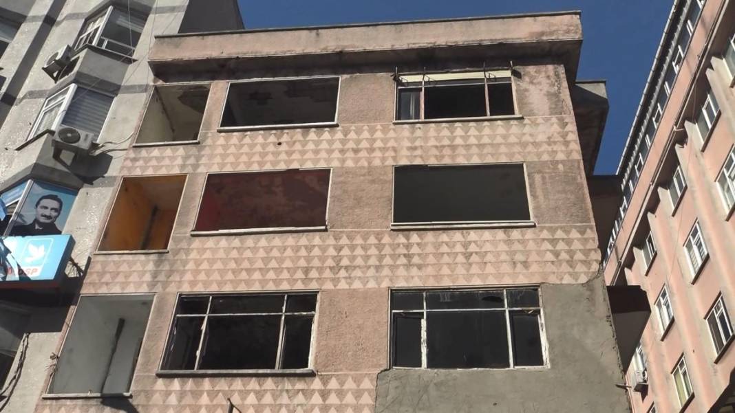 Mahallelinin şikayetçi olduğu gizemli binaya belediyeden 'tuğlalı' önlem 1